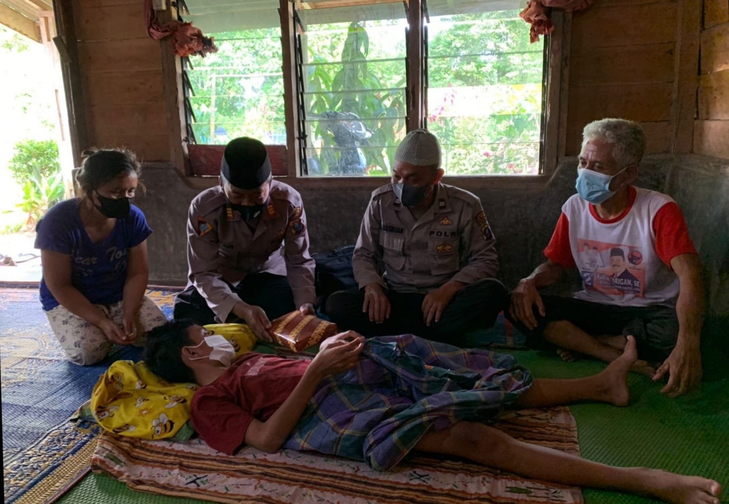 Personel Polres Deli Serdang Berkeliling Desa Mengkhitan Warga Kurang Mampu