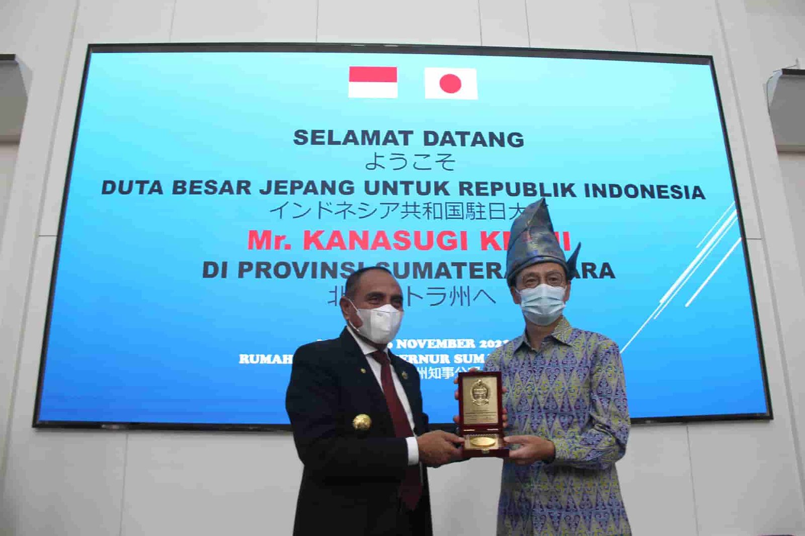 Gubernur Sumut Edy Rahmayadi menerima kunjungan Duta Besar Jepang untuk Indonesia Kanasugi Kenji di Rumah Dinas Gubernur, Jalan Jenderal Sudirman Nomor 41, Medan, Jumat (26/11). Potensi kerja sama pengolahan sampah menjadi salah satu yang dibahas pada pertemuan tersebut.