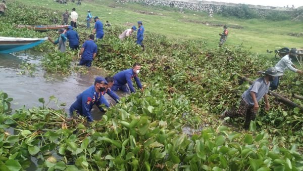 Satpolair Polres Purwakarta Bersihkan Waduk Jatiluhur Jelang HUT Polairud ke-71