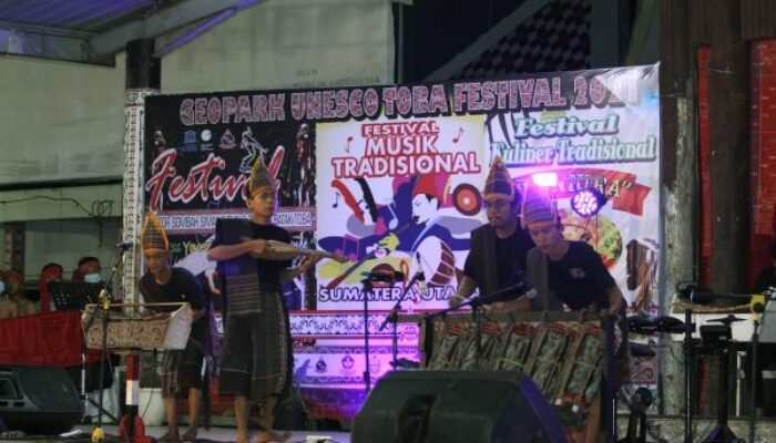 Seribuan Wajah Bermasker Ramaikan Open Stage Festival Kaldera Toba di Parapat