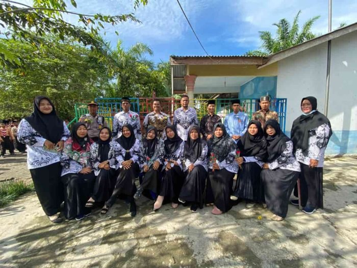 Tenaga pengajar Perguruan Muhammadiyah Sei Suka, poto bersama usai memperingati HUT PGRI ke 77 di Desa Simodong, Sei Suka, Batu Bara. (Poto : Humas)