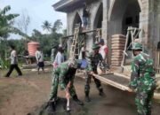 Anggota Kodim 0808/Blitar, Laksanakan Karya Bhakti Bersama Warga Dalam Rangka Rehab Mushola