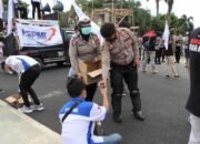 Aksi Simpatik, Polisi Hadir Bagikan Air Minum Kepada Para Pendemo di Halaman Pendopo Majalengka