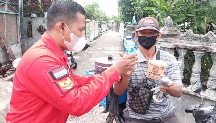 DPC PSI Belawan Bagikan Ratusan Rice Box Kepada Warga