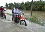 Bagikan Paket Sembako, Bupati Sergai Berkeliling dan Sambangi Posko di Malam Hari
