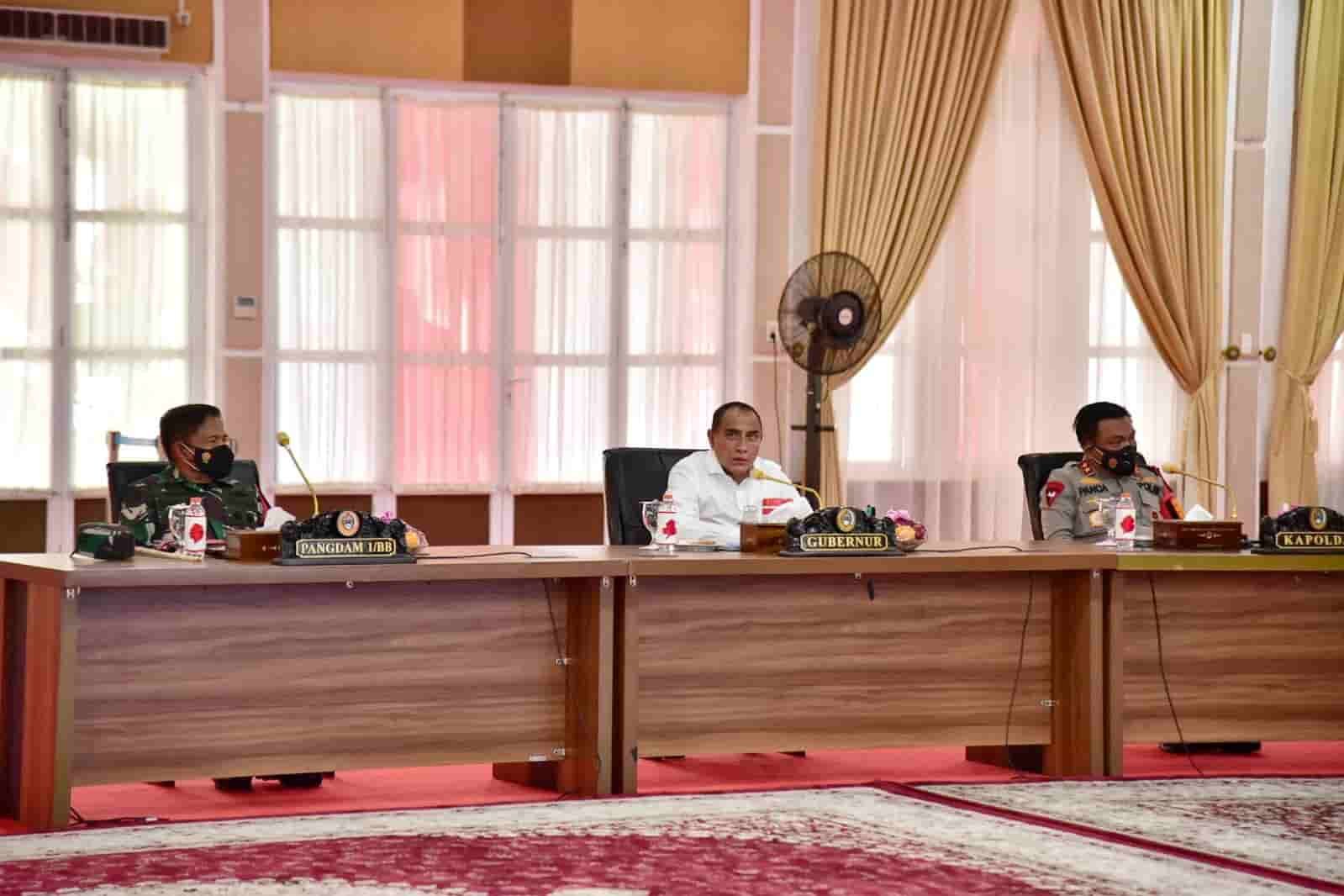 Gubernur Sumatera Utara (Sumut) Edy Rahmayadi bersama Panglima Komando Daerah Militer (Pangdam) I/Bukit Barisan Mayjen TNI Hassanudin dan Kepala Kepolisian Daerah (Kapolda) Sumut Irjen Pol RZ Panca Putra Simanjuntak menghadiri pertemuan dengan perwakilan serikat pekerja/buruh di Aula Tengku Rizal Nurdin, Rumah Dinas Gubernur Sumut, Jalan Sudirman Medan, Senin (15/11/2021). Pertemuan tersebut dalam rangka rencana menentukan Upah Minimum Provinsi (UMP) 2022.