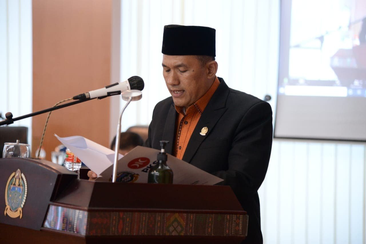 H Hanafi saat membacakan pandangan FPKS tentang ranperda perubahan RPJMD 2019-2023