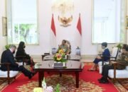 Terima Kunjungan Menlu Selandia Baru, Presiden Hadiahkan Tas Noken Papua