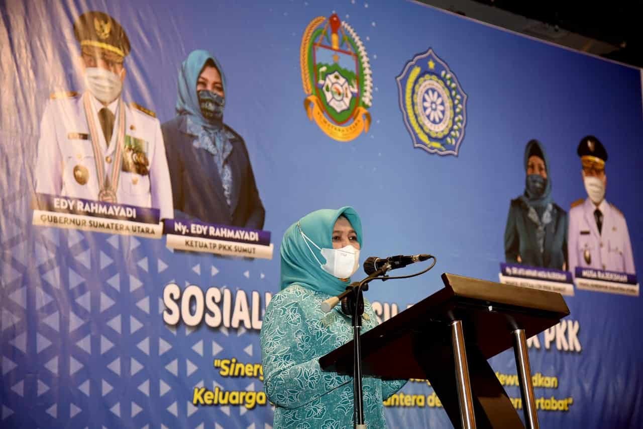 Ketua dan Wakil Ketua I TP PKK Provinsi Sumatera Utara (Sumut), Nawal Lubis dan Sri Ayu Mihari bersama Kadis Pemberdayaan Masyarakat dan Desa Provinsi Sumut Hendra Dermawan Siregar, menghadiri Sosialisasi Hasil Rakernas IX PKK di Ballroom Hotel Grand Mercure Medan, Senin (15/11).