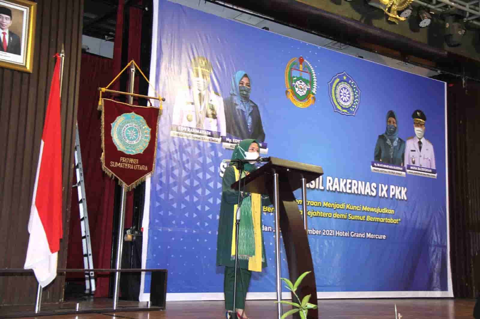 Wakil Ketua I TP-PKK Sumatera Utara (Sumut) Sri Ayu Mihari menutup secara resmi Sosialisasi Hasil Rakernas IX PKK Tahun 2021 di Ballroom Hotel Grand Mercure, Jalan Sutomo Medan, Selasa (16/11).