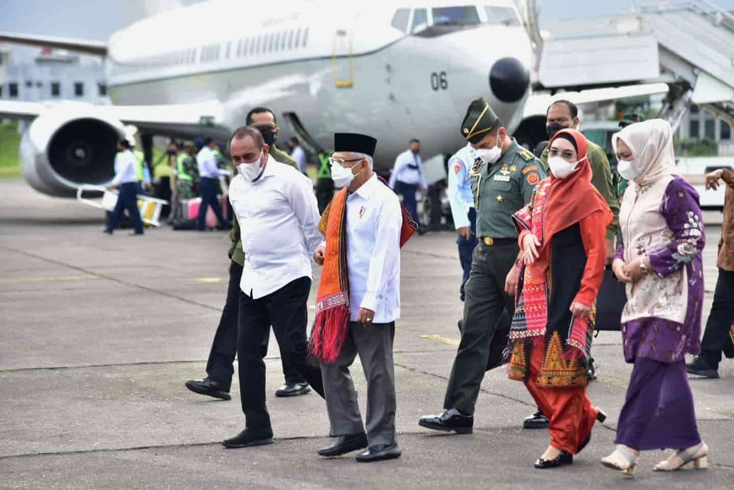 Gubernur Sumatera Utara (Sumut) Edy Rahmayadi didampingi Ketua Tim Penggerak Pemberdayaan dan Kesejahteraan Keluarga (TP PKK) Provinsi Sumut Nawal Lubis serta Forum Koordinasi Pimpinan Daerah (Forkompinda) Sumut menyambut kedatangan Wakil Presiden Republik Indonesia, K.H. Ma'aruf Amin dan istri Wury Ma'aruf Amin di Landasan Udara (Lanud) Soewondo, Medan, Selasa (16/11/2021).
