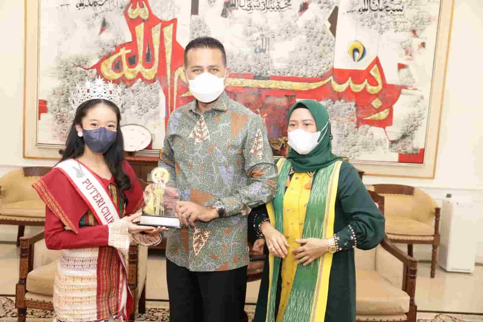 Wakil Gubernur (Wagub) Sumatera Utara (Sumut) Musa Rajekshah bersama istri Sri Ayu Mihari menerima kunjungan Petra Zoe Khoman, Putri Cilik Indonesia 2021 dan Evanya Eka Putri, kontestan Miss Hijab Indonesia perwakilan Sumut, Selasa (16/11).