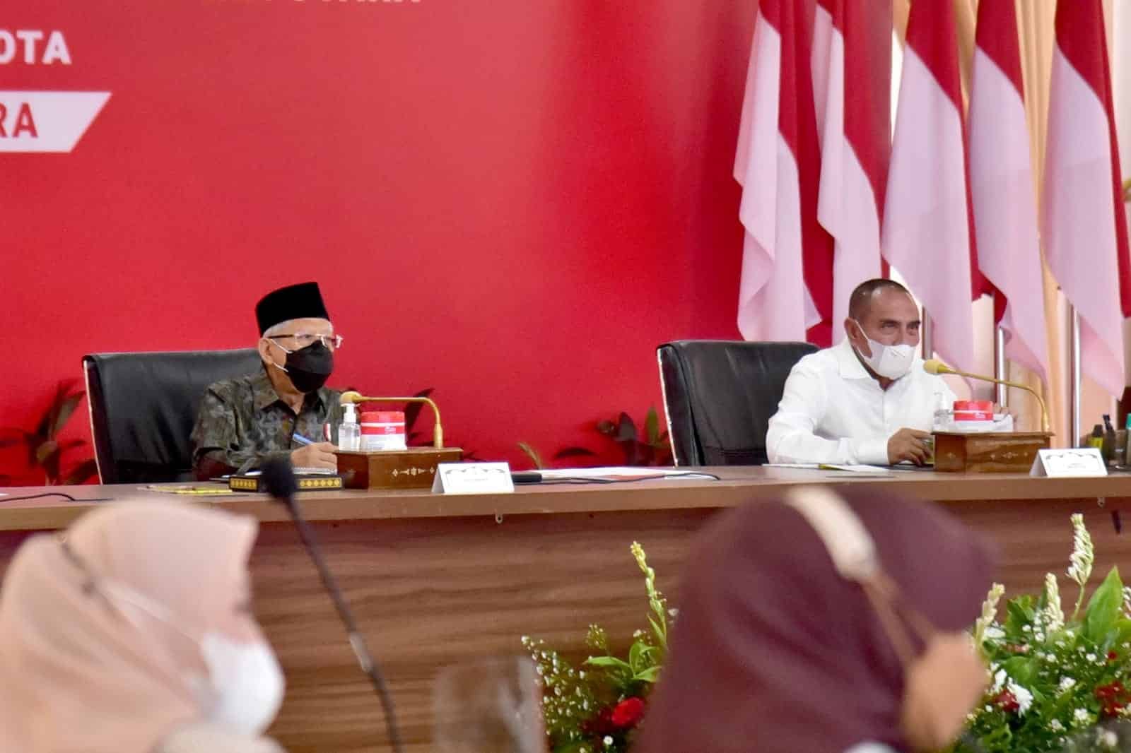 Gubernur Sumut Edy Rahmayadi bersama Wapres RI Ma’ruf Amin serta Mendagri Tito Karnavian dan Mendes PDT Halim Iskandar memimpin rapat koordinasi dengan Forkopimda dan Bupati/Walikota se-Sumut di Aula Tengku Rizal Nurdin, Rumah Dinas Gubernur, Jalan Sudirman, Medan, Rabu (17/11).