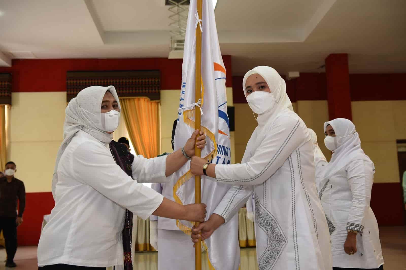 Ketua Pengurus Daerah Gerakan Pemasyarakatan Minat Baca (PD-GPMB) Sumatera Utara (Sumut) Nawal Lubis didampingi oleh Kadis Perpustakaan Dan Arsip Provinsi Sumut Halen Purba melantik PD-GPMB Kabupaten Tapanuli Selatan (Tapsel) di Aula Pemkab Tapsel, Kamis (18/11).