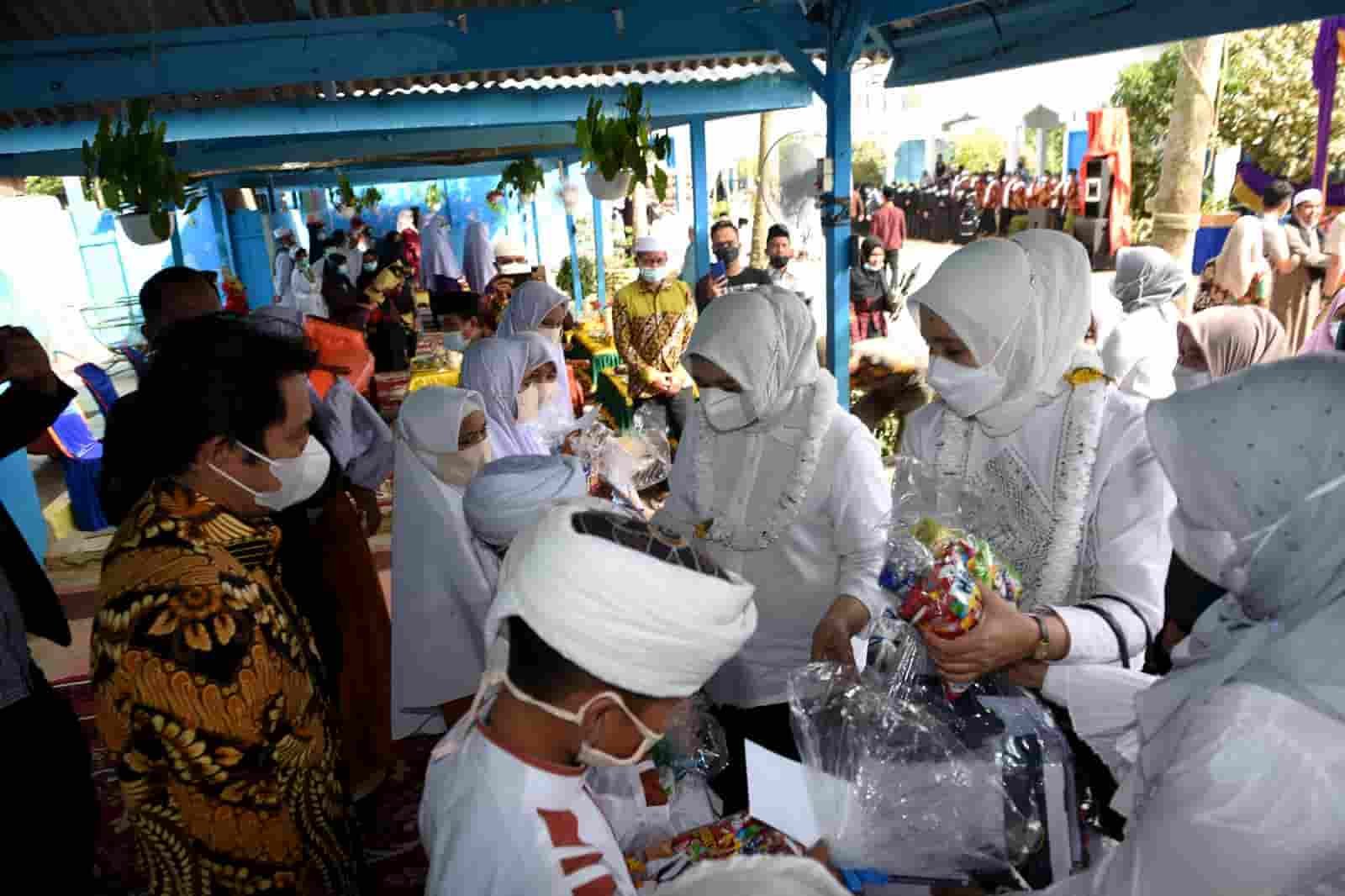 Nawal Lubis didampingi oleh Wakil Walikota Sidimpuan Arwin Siregar, Kadis Perpustakaan Dan Aset Provinsi Sumut Halen Purba, dan Kadis Sosial Provinsi Sumut Manna Wasalwa Lubis menyerahkan bantuan perlengkapan sekolah bagi anak-anak Panti Asuhan Yayasan Pendidikan Al-Manaar di Kota Sidempuan, Kamis (18/11).