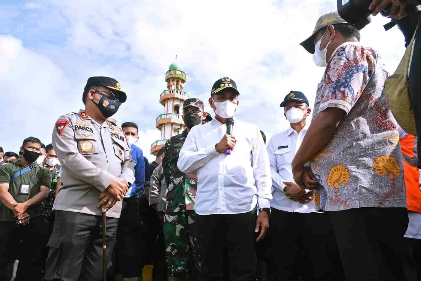 Gubernur Sumut Edy Rahmayadi bersama Kapolda Sumut Irjen Pol Panca Putra Simanjuntak meninjau bencana banjir di Desa Sei Rampah, Kecamatan Sei Rampah, Kabupaten Serdang Bedagai, Kamis (18/11/2021). Gubernur Sumut juga menyapa warga yang terdampak banjir di kawasan tersebut. Selain meninjau dari darat, Gubernur bersama dengan Kapolda Sumut juga meninjau kawasan banjir dari udara menggunakan helikopter.