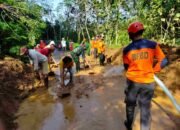 Anggota Koramil Tipe B 0808/13 Doko Bersama Warga Bersihkan Sisa Material Akibat Longsor