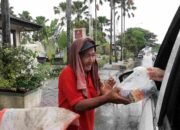 Polwan Ditpamobvit Polda Banten Keliling Kota Serang Bagikan Nasi Kotak Ke Masyarakat