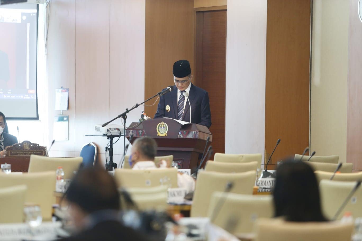 Wakil Gubernur (Wagub) Sumatera Utara (Sumut) Musa Rajekshah membacakan Jawaban Gubernur Sumut terhadap Pandangan Umum Fraksi-Fraksi atas Ranperda tentang Perubahan atas Perda Pemerintah Provinsi (Pemprov) Sumut Nomor 5 Tahun 2019 tentang RPJMD Sumut Tahun 2019 - 2023 di Kantor DPRD Sumut, Jalan Imam Bonjol Nomor 5, Medan, Senin (22/11).