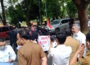 Massa AMPDT Korwil Sumut Demo di DPRD SU: ‘Tenggelamkan’ PT Aquafarm Perusak Ekosistem Danau Toba.