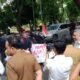 Massa saat melakukan demo di depan gerbang gedung DPRD Sumut diterima anggota Komisi B Sugianto Makmur.