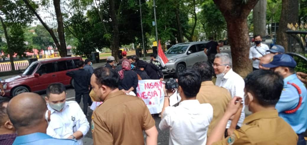Massa saat melakukan demo di depan gerbang gedung DPRD Sumut diterima anggota Komisi B Sugianto Makmur.