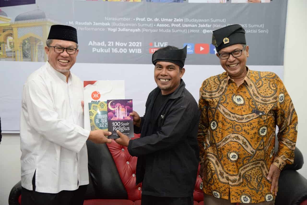 Menyerahkan buku 100 syair religius karangan Prof Usmaan Jakfar saat lounching buku tersebut.