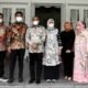Gubernur Sumatera Utara (Sumut) Edy Rahmayadi bersama Ketua TP PKK Provinsi Sumut Nawal Lubis dan Wakil Ketua I TP PKK Sumut Sri Ayu Mihari, saat berjalan memasuki lokasi acara peluncuran buku Sang Jenderal: Ayah Untuk Negeri di Aula Tengku Rizal Nurdin, Rumah Dinas Gubernur, Jalan Sudirman, Medan, Rabu (24/11).