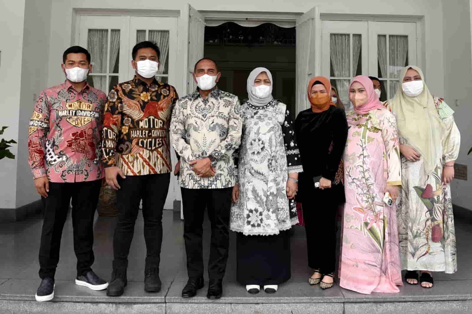 Gubernur Sumatera Utara (Sumut) Edy Rahmayadi bersama Ketua TP PKK Provinsi Sumut Nawal Lubis dan Wakil Ketua I TP PKK Sumut Sri Ayu Mihari, saat berjalan memasuki lokasi acara peluncuran buku Sang Jenderal: Ayah Untuk Negeri di Aula Tengku Rizal Nurdin, Rumah Dinas Gubernur, Jalan Sudirman, Medan, Rabu (24/11).