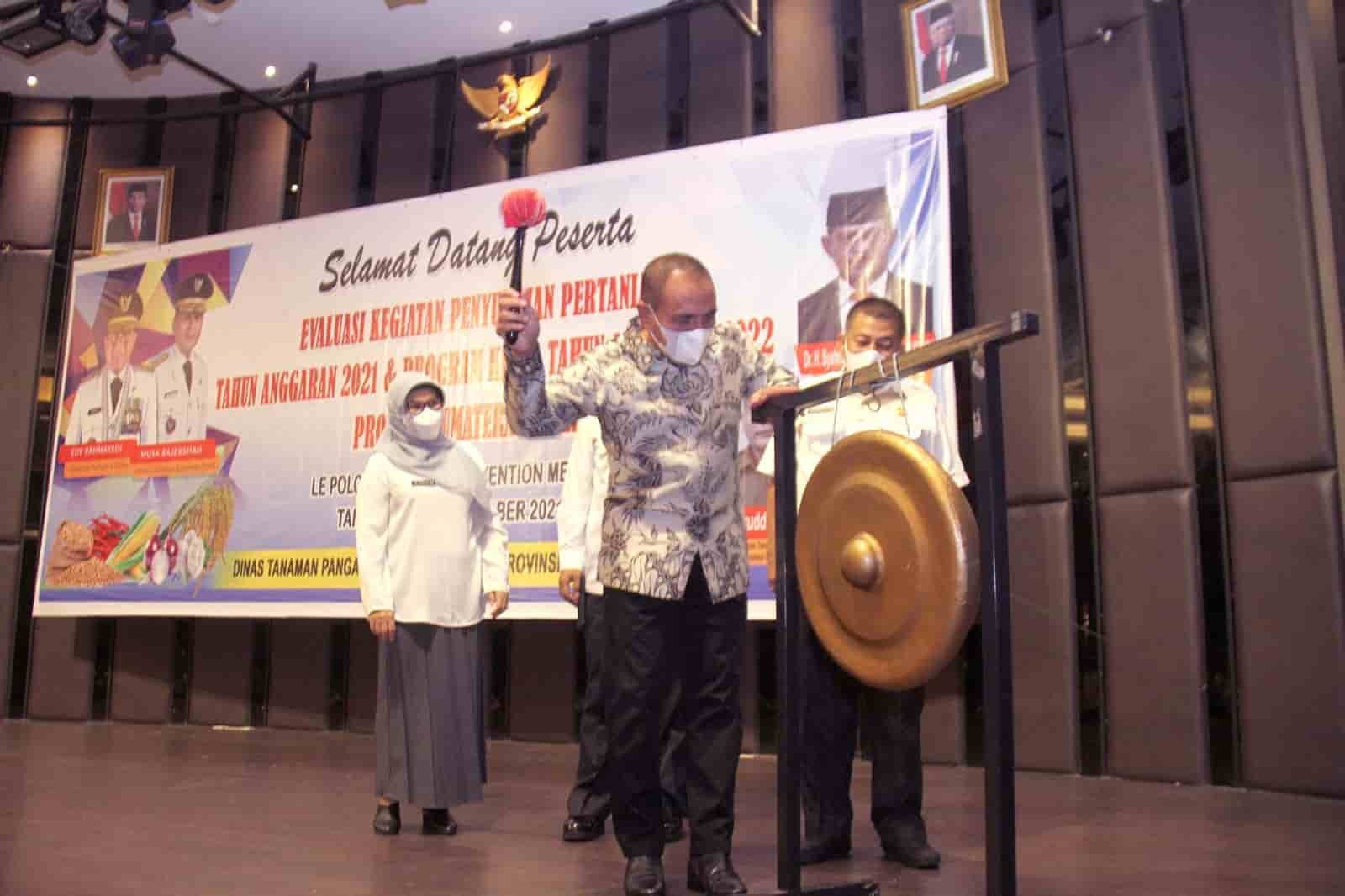 Gubernur Sumut Edy Rahmayadi membuka acara pertemuan Evaluasi Kegiatan Penyuluhan Pertanian se-Sumut di Ballroom Sudirman Le Polonia Hotel, Jalan Jenderal Sudirman Medan, Rabu (24 /11). Dalam sambutannya, Gubernur meminta para penyuluh pertanian harus inovatif dan memiliki jiwa kreatif untuk bisa mengubah prilaku petani agar meningkatkan hasil produksinya, sehingga membantu prekonomian keluarga.