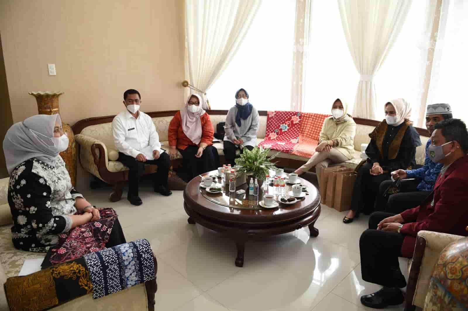 Ketua Dekranasda Sumatera Utara (Sumut) Nawal Lubis didampingi Kadisperindag Sumut Aspan Sofian, saat menerima Audiensi Rektor Universitas Islam Sumatera Utara (UISU) Yanhar Jamaluddin bersama pelaku usaha Kampung Batik Brandan Dhany Rose, di Ruang Oval Rumah Dinas Gubernur, Jalan Sudirman, Medan, Rabu (24/11).