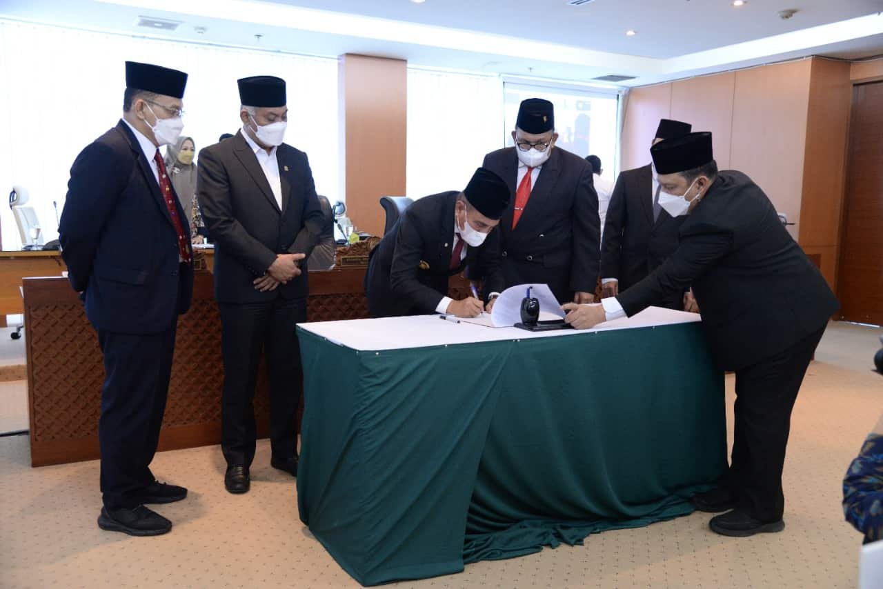 Gubsu Esy Rahmayadi saat menandatangani keputusan bersama tentang perubahan Perda RPJMD 2019-2023 disaksikan Ketua DPRD Sumut Baskami Ginting.