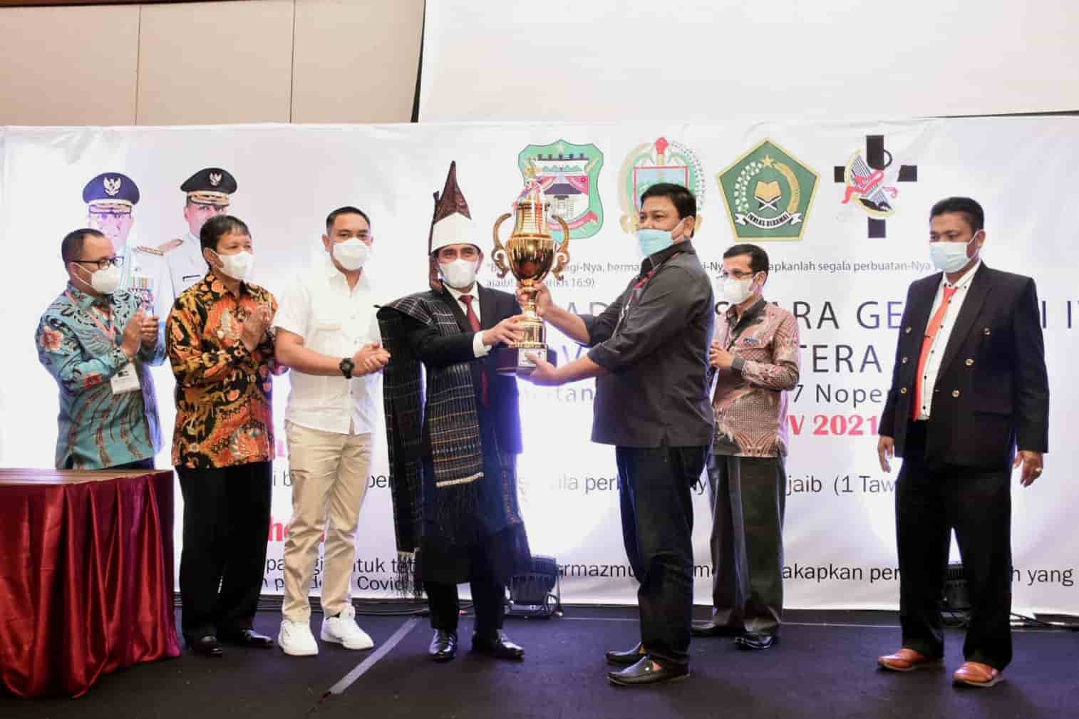 Gubernur Sumut Edy Rahmayadi menghadiri Penutupan Pesta Paduan Suara Gerejawi (Pesparawi) IV Provinsi Sumut tahun 2021 yang diselenggarakan di Ballroom Hotel Sapadia, Jalan P. Diponegoro No. 21A, Kota Pematangsiantar, Sabtu (27/11/2021).