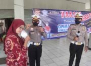 Polisi Bagikan Masker Dan Pasang Stiker Kepada Pengendara, Imbauan Ops Zebra Lodaya