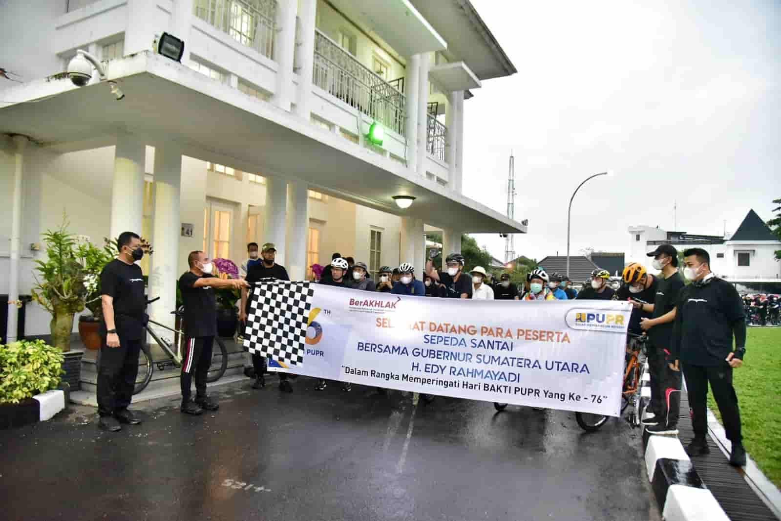 Gubernur Sumatera Utara (Sumut) Edy Rahmayadi melepas peserta sepeda santai dalam rangka Hari Bakti Kementerian Pekerjaan Umum dan Perumahan Rakyat (PUPR) ke- 76 dari Rumah Dinas Gubernur Sumut Jalan Sudirman Medan, Minggu (28/11/2021). Usai melepas peserta, Gubernur Sumut menyambut para peserta di Kantor Dinas Bina Marga dan Bina Kontruksi, Provinsi Sumut, Jalan Sakti Lubis Medan sebagai akhir finish.