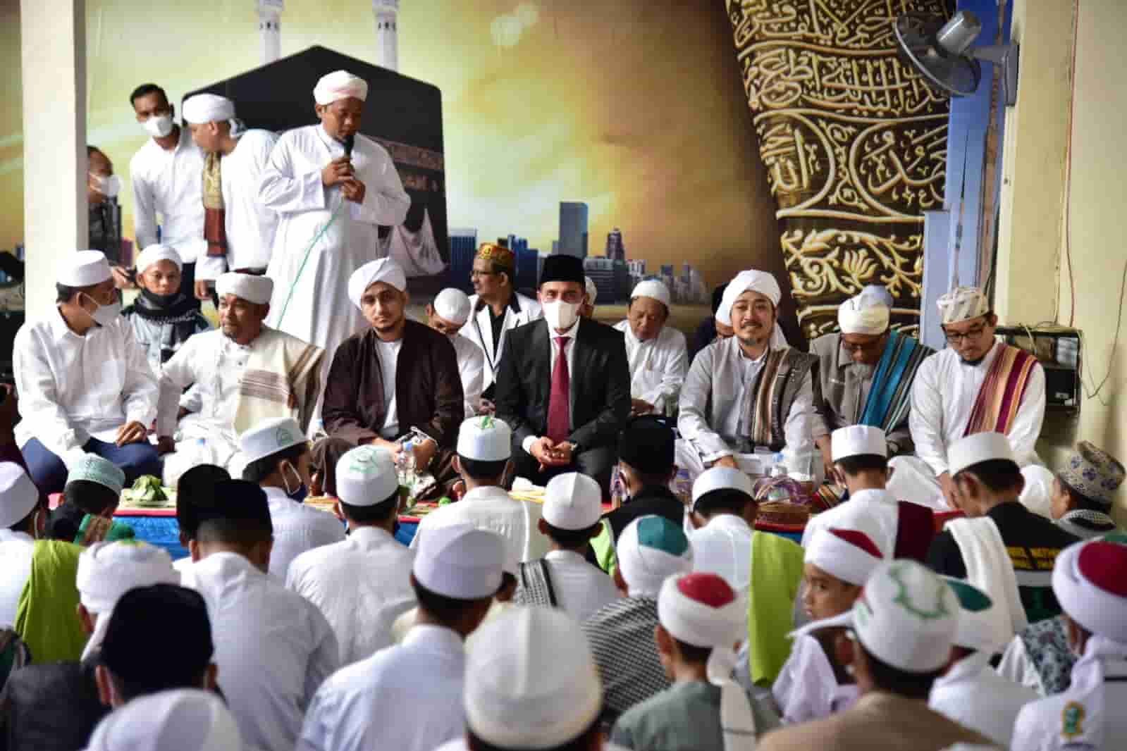 Gubernur Sumatera Utara (Sumut) Edy Rahmayadi menghadiri perayaan Maulid Nabi Muhammad SAW dan Tausiyah bersama Habib Hayqal Husein Alaydrus di Pesantren dan Tahfiz Qur'an Usamah Bin Zaid Jalan Mawar, Medan, Minggu (28/11/2021).