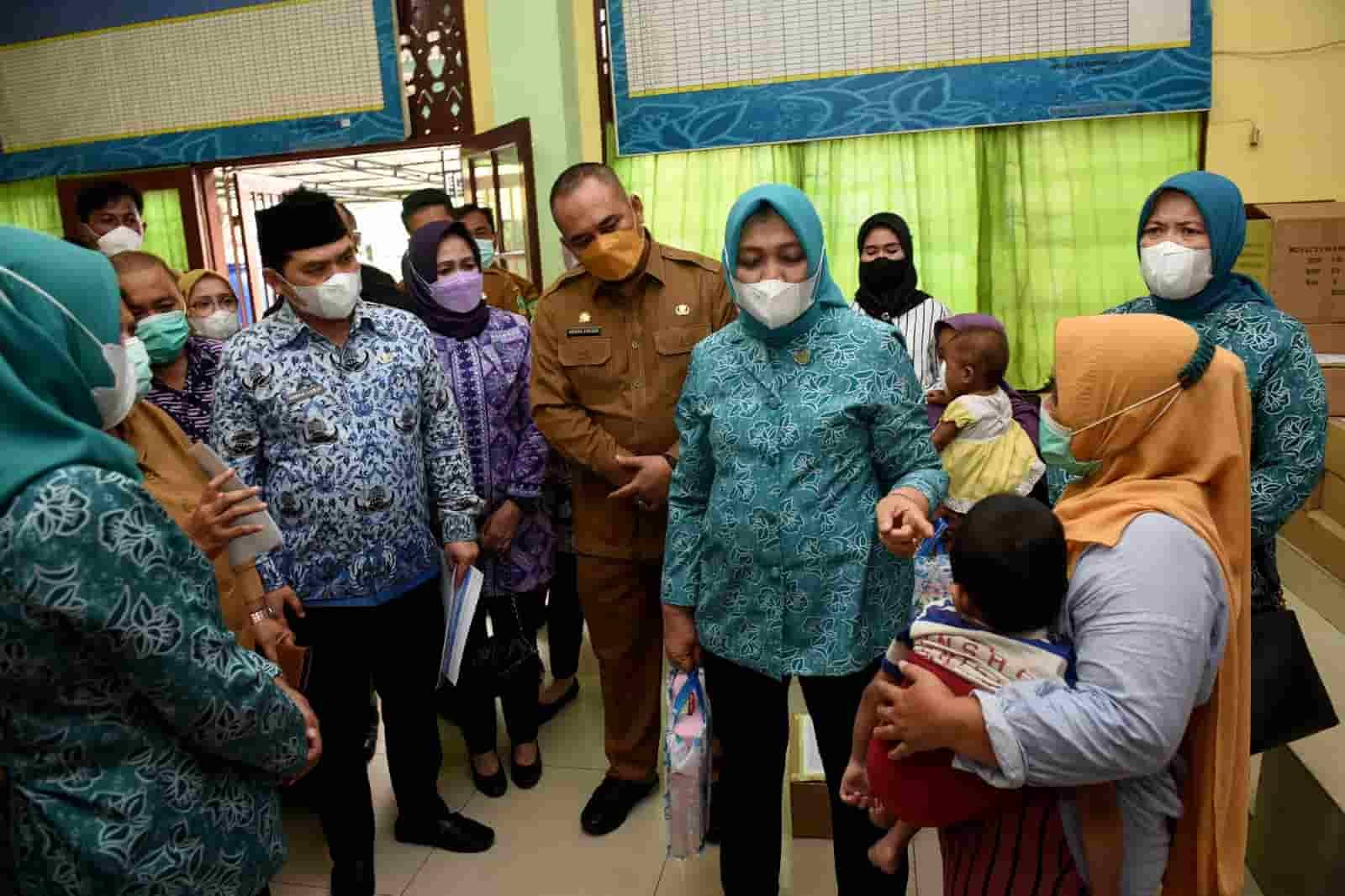 Ketua TP PKK Provinsi Sumatera Utara Nawal Lubis didampingi oleh Kadis Kesehatan Ismail Lubis dan Kadis Pemberdayaan Masyarakat Desa (PMD), memberikan bantuan kepada anak penderita stunting dan posyandu di Kelurahan Kampung Baru, Jalan Brigjend Katamso, Kecamatan Medan Maimun, Senin (29/11). Sebanyak 37 paket sembako sehat untuk anak stunting, serta 41 Timbangan bayi digital & pengukur tinggi badan untuk 41 posyandu yang tersebar di Kecamatan Medan Maimun disumbangkan oleh Grup Astra Medan.