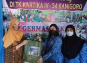 Peringati Hari Guru, Ketua Persit KCK Cabang XXII Kodim/0808 Blitar, Berikan Tali Asih Kepada Guru Yayasan Kartika Jaya