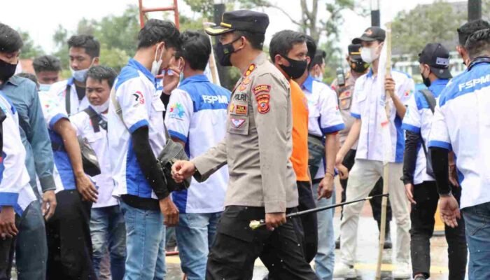 Aparat Gabungan Kawal Aksi Unras Elemen Buruh di Depan Pendopo Majalengka