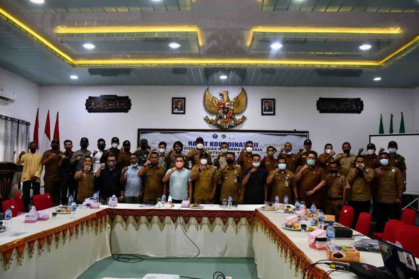 Bupati Aceh Timur, H.Hasballah MH. Thaib bersama unsur Dinas dan Sekdakap digedung Aula seba guna. Senin (13/12). (Humas Kominfo Aceh Timur).