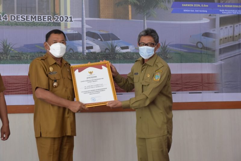Bupati Deli Serdang Terima Penghargaan dari Perpustakaan Nasional RI