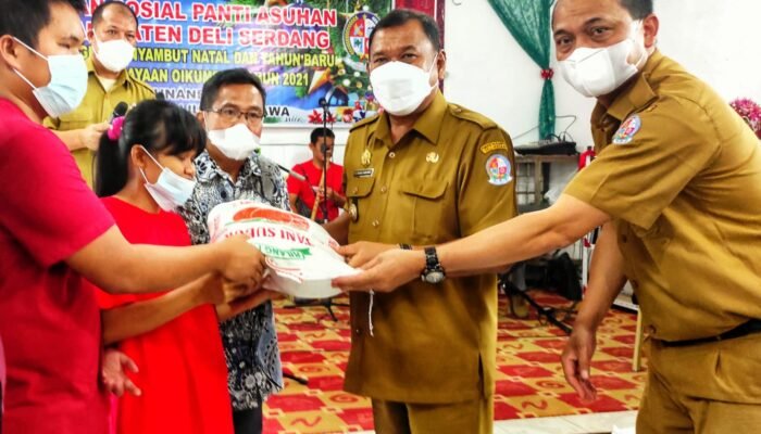 Bupati Serahkan Paket Natal di Panti Asuhan Yapentra Tanjung Morawa