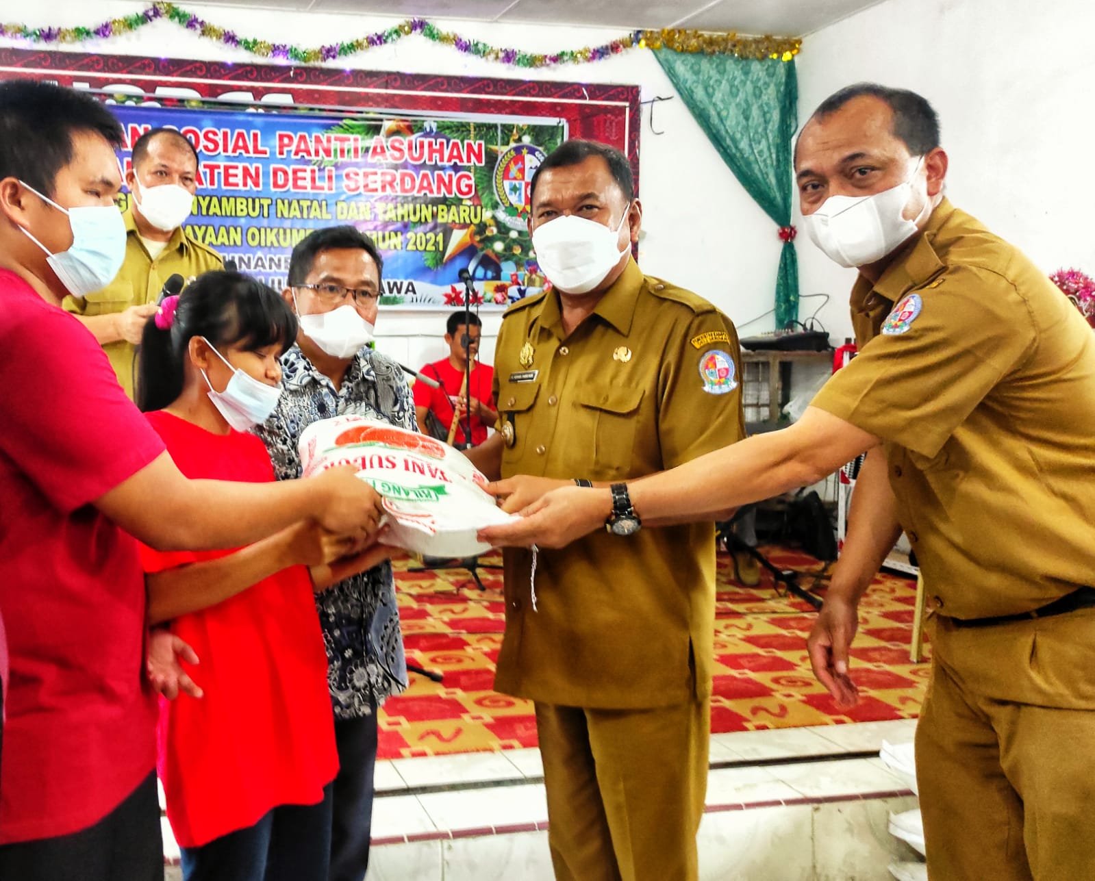 Bupati Serahkan Paket Natal di Panti Asuhan Yapentra Tanjung Morawa