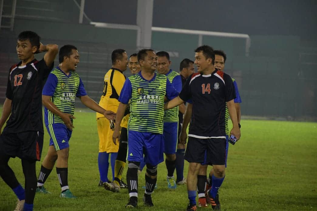 Bupati Sergai ikut serta dalam pertandingan persahabatan, Jumat (10/12/2021).(Humas Kominfo Sergai).