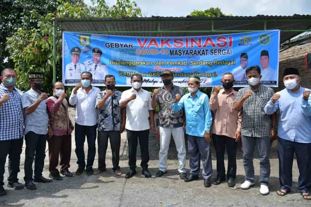 Bupati Sergai saat tinjau Vaksinasi, Sabtu, (11/12/2021),(Humas Kominfo Sergai)