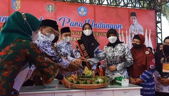 Peringati Hari Guru ke-76, PGRI Batu Bara Bagi-bagi Hadiah