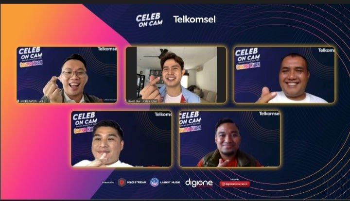 Celeb on Cam 1 - 5 : Dalam memeriahkan momen akhir tahun 2021, Telkomsel kembali menggelar acara Celeb on Cam menghadirkan sosok musisi Cakra Khan (27/12). Acara hiburan digital sekaligus bincang inspiratif ini dihadirkan sebagai bentuk apresiasi bagi para jurnalis, komunitas dan pelanggan di wilayah Sumatera. (kedannews.com/Asdedi).
