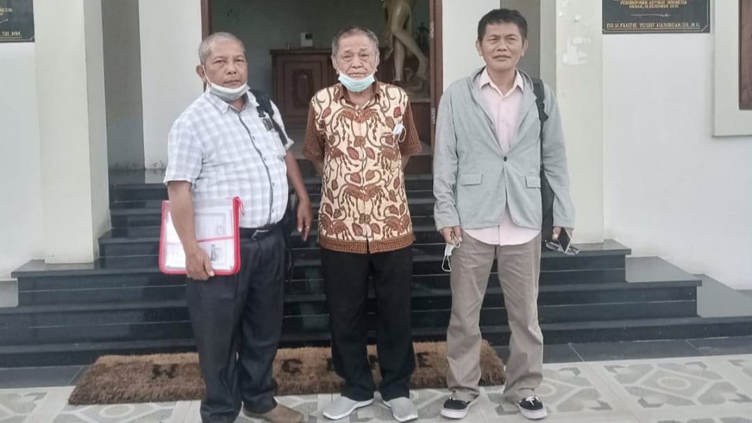 Gusfen Alextron Simangunsong bersama kuasa hukum, Jum'at (17/12/2021).(kedannews.com/Yeni Sitorus).