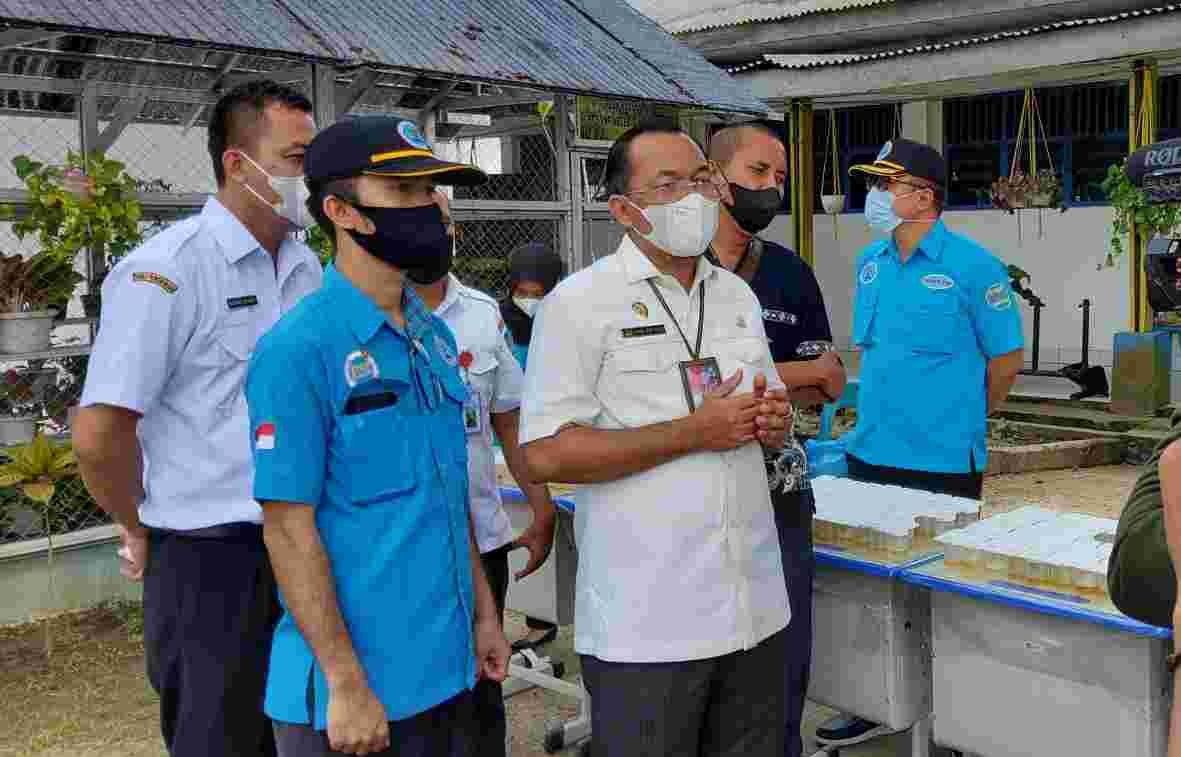 Kadisdik Ilyas Sitorus (kemeja putih) memantau Tes Urine di SMPN 2 Medang Deras, Kabupaten Batu Bara, Rabu pagi, (01/12/2021). (Foto : Eka Suhendra).
