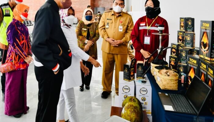 Jokowi dan Iriana Beli Batik Hingga Lukisan Karya UKM Blora